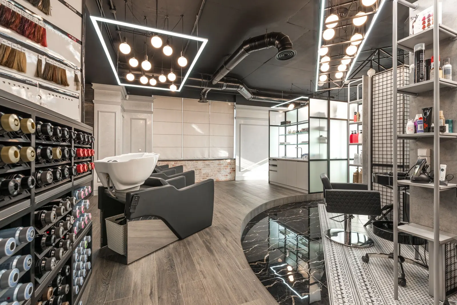 Bac à shampoing noir et vasque blanche dans le salon