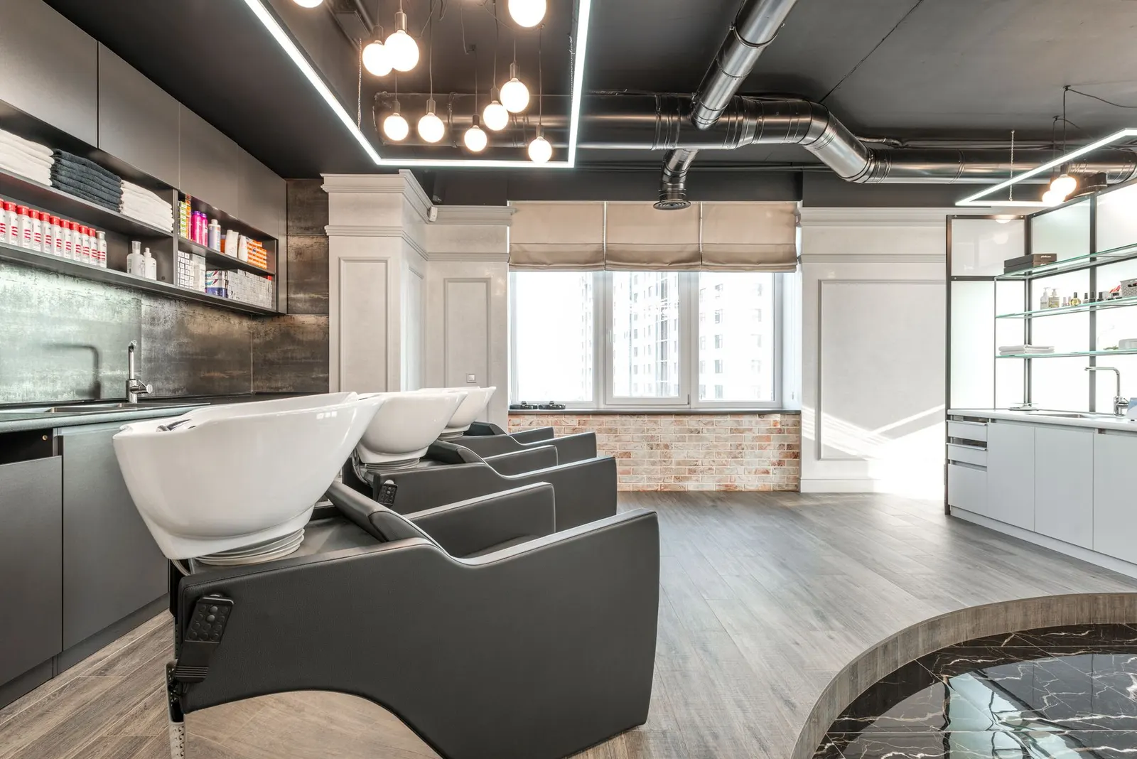 Espace spacieux du salon avec bacs à shampoing et lumière naturelle