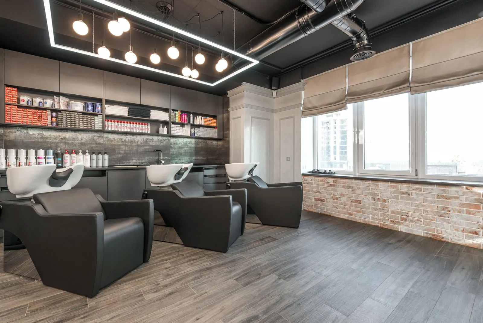 Fauteuils en cuir et bacs à shampoing modernes du Salon K